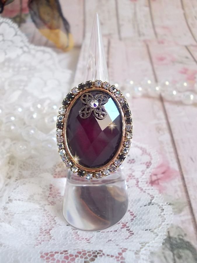Chic burgundy ring skapad med PureCrystal kristaller, en blommaformad stämpel och en glascabochon.