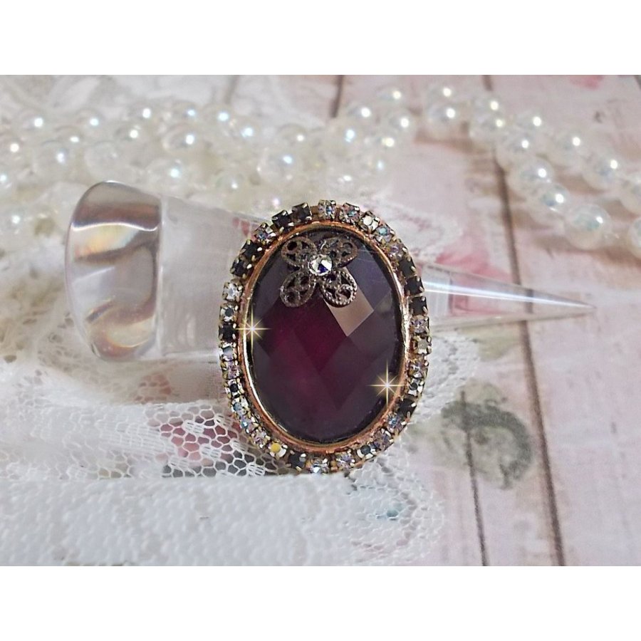 Chic burgundy ring skapad med PureCrystal kristaller, en blommaformad stämpel och en glascabochon.