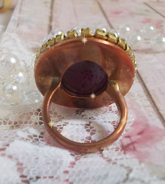 Chic burgundy ring skapad med PureCrystal kristaller, en blommaformad st&auml;mpel och en glascabochon.