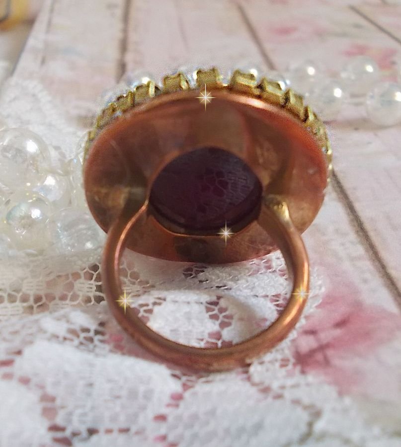 Chic burgundy ring skapad med PureCrystal kristaller, en blommaformad stämpel och en glascabochon.