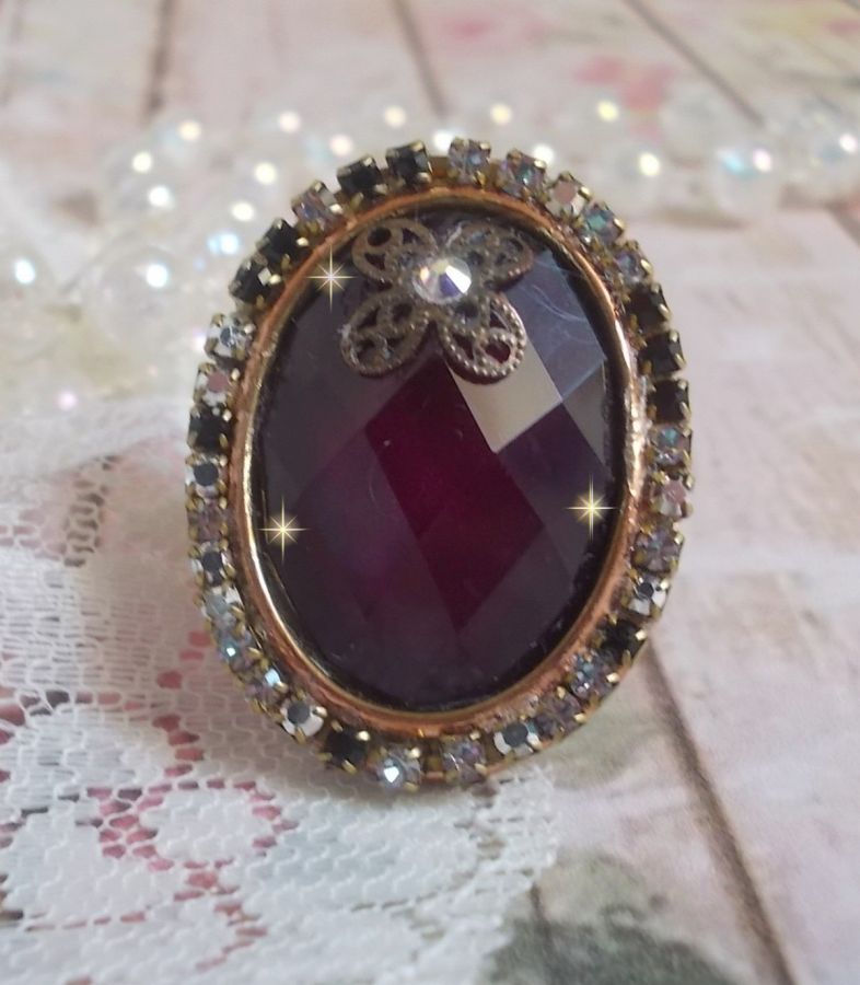 Chic burgundy ring skapad med PureCrystal kristaller, en blommaformad stämpel och en glascabochon.