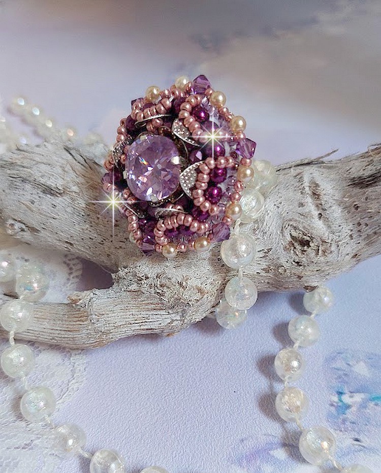 Kinesisk lila stenring broderad med Swarovskikristaller och fröpärlor
