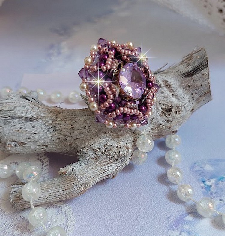 Kinesisk lila stenring broderad med Swarovskikristaller och fröpärlor