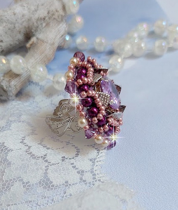 Kinesisk lila stenring broderad med Swarovskikristaller och fröpärlor