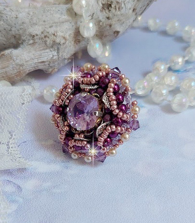 Kinesisk lila stenring broderad med Swarovskikristaller och fröpärlor