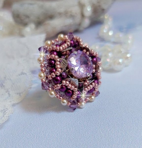 Kinesisk lila stenring broderad med Swarovskikristaller och fröpärlor