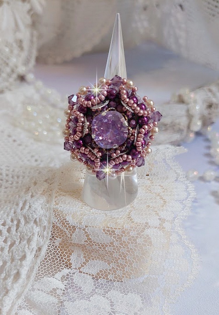 Kinesisk lila stenring broderad med Swarovskikristaller och fröpärlor