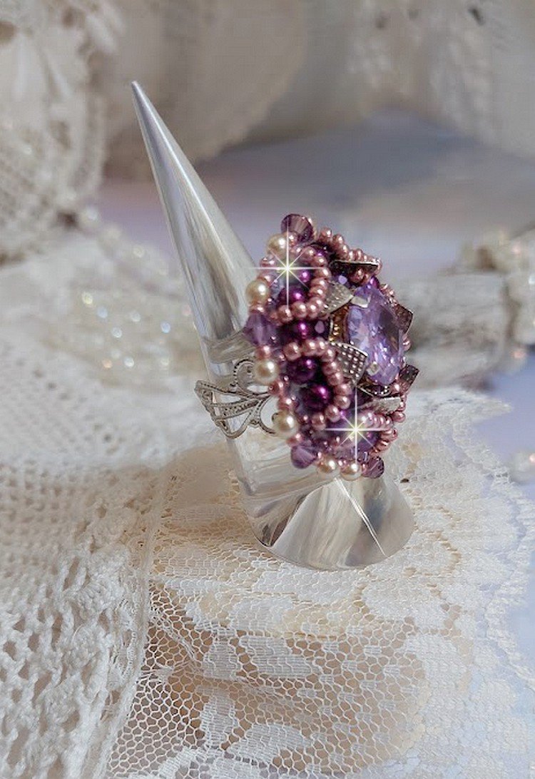Kinesisk lila stenring broderad med Swarovskikristaller och fröpärlor