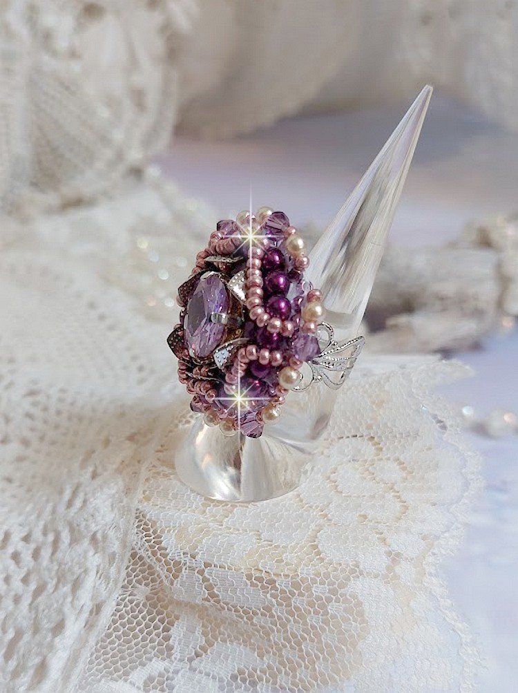 Kinesisk lila stenring broderad med Swarovskikristaller och fröpärlor