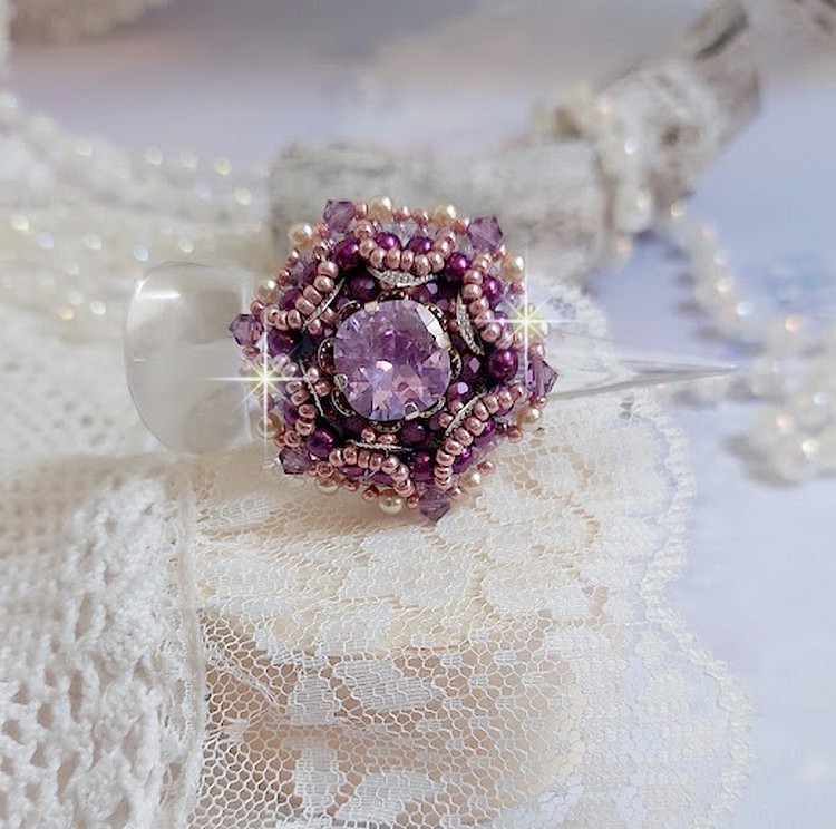 Kinesisk lila stenring broderad med Swarovskikristaller och fröpärlor