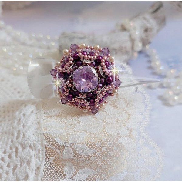 Kinesisk lila stenring broderad med Swarovskikristaller och fröpärlor