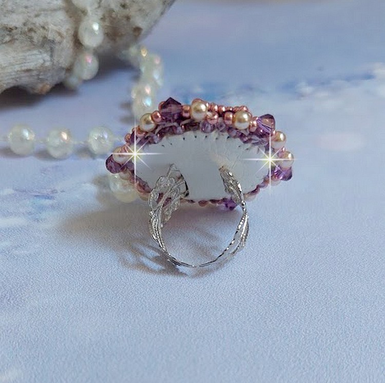 Kinesisk lila stenring broderad med Swarovskikristaller och fröpärlor