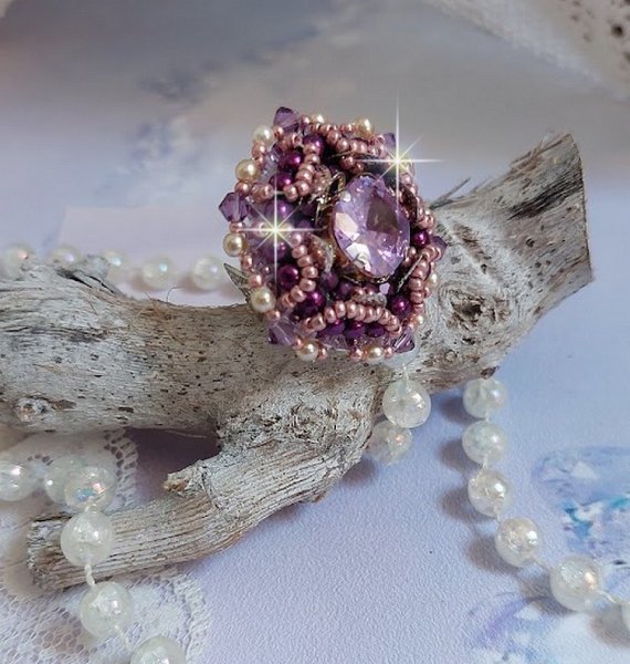 Kinesisk lila stenring broderad med Swarovskikristaller och fröpärlor