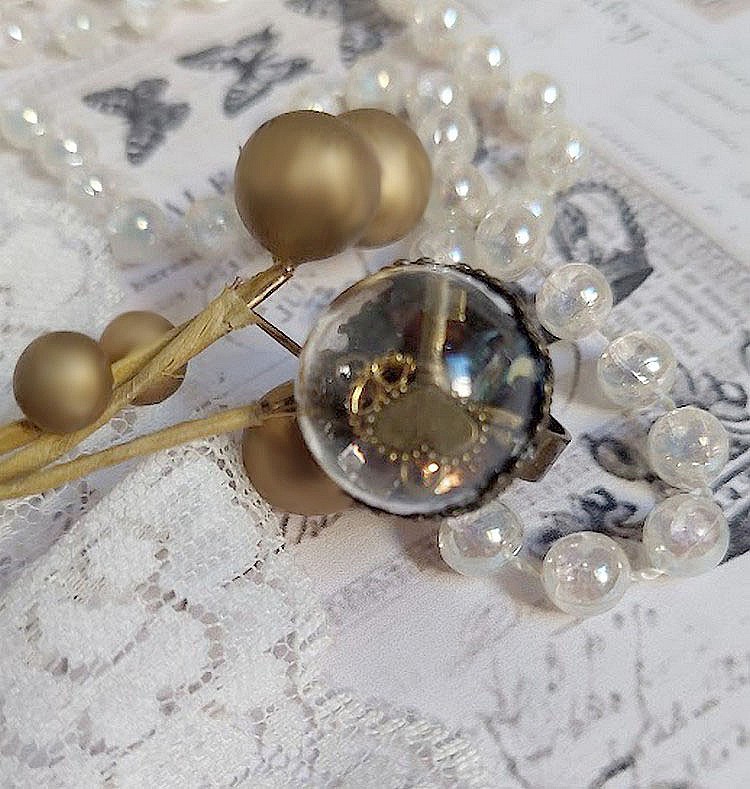 Bague Clochy montée avec breloques métal, cabochons Cristal Swarovski et perles résine