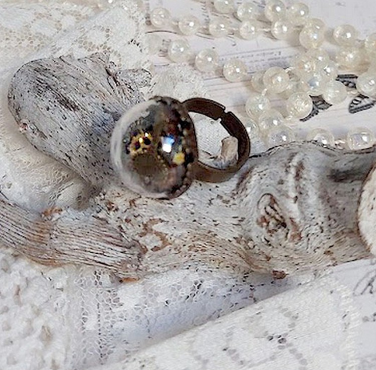 Bague Clochy montée avec breloques métal, cabochons Cristal Swarovski et perles résine