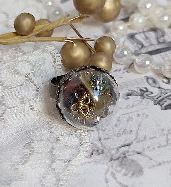 Bague Clochy mont&eacute;e avec breloques m&eacute;tal, cabochons Cristal Swarovski et perles r&eacute;sine