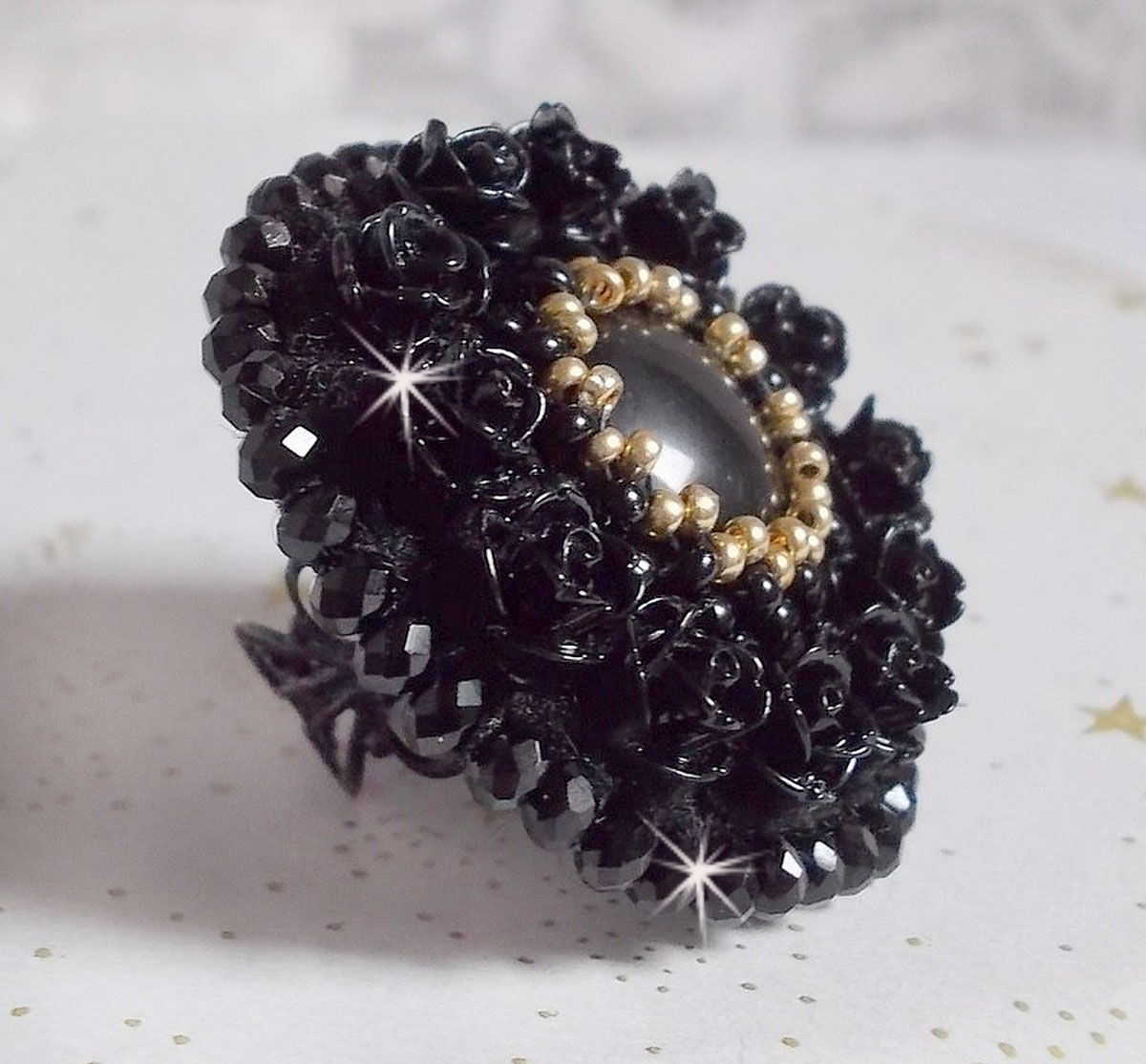 Cleopatra-ring broderad med svart onyx, svarta rosor i harts och fröpärlor.
