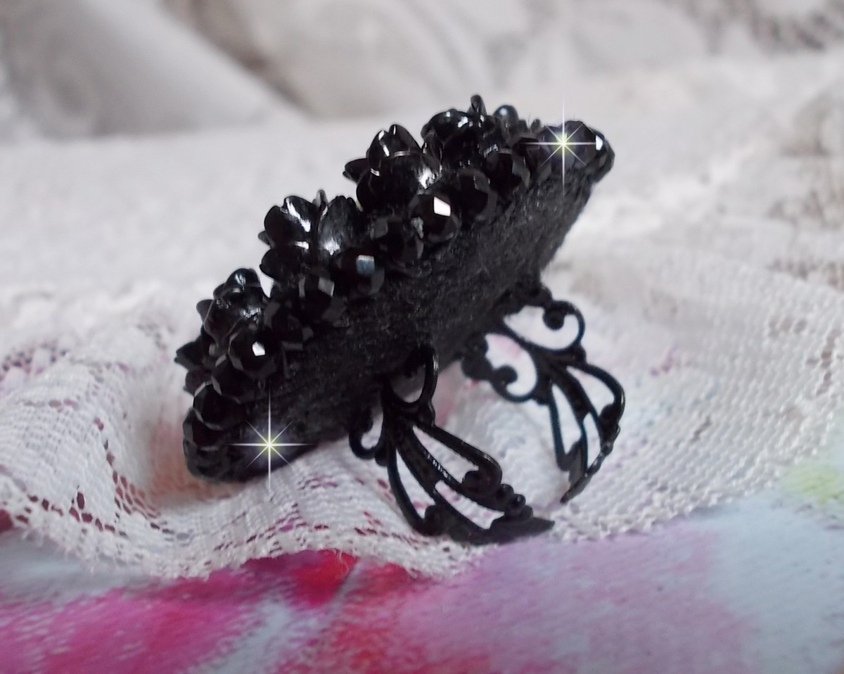 Cleopatra-ring broderad med svart onyx, svarta rosor i harts och fröpärlor.