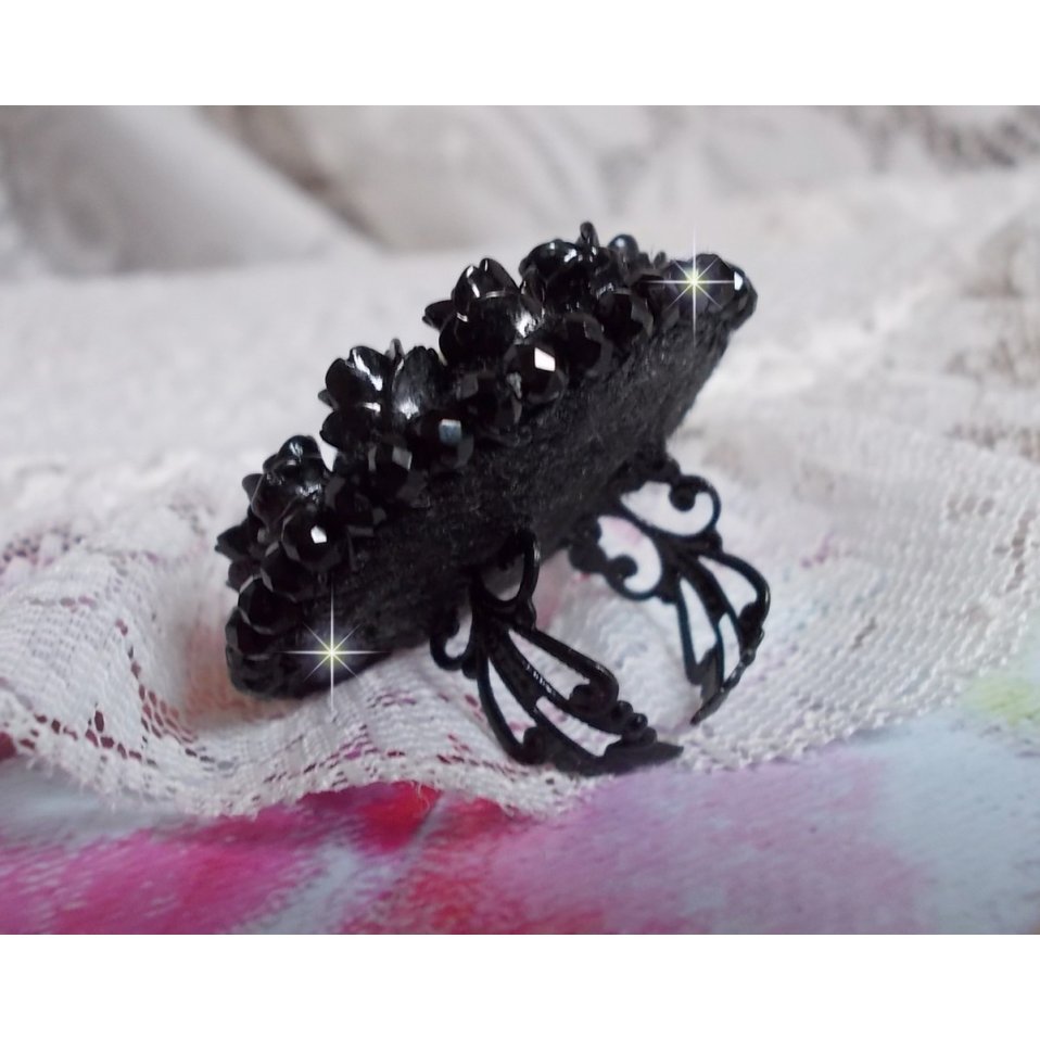 Cleopatra-ring broderad med svart onyx, svarta rosor i harts och fröpärlor.