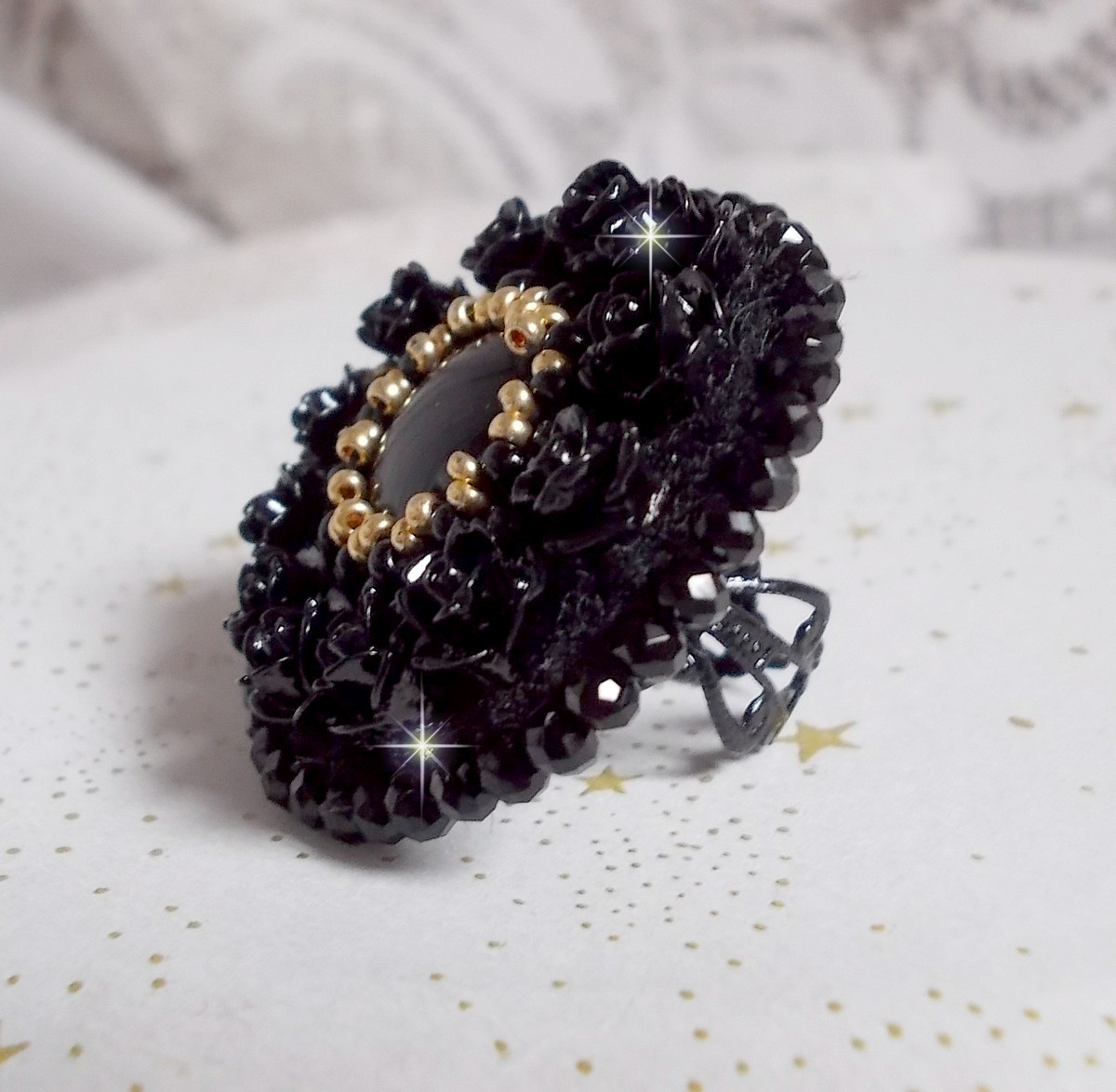 Cleopatra-ring broderad med svart onyx, svarta rosor i harts och fröpärlor.