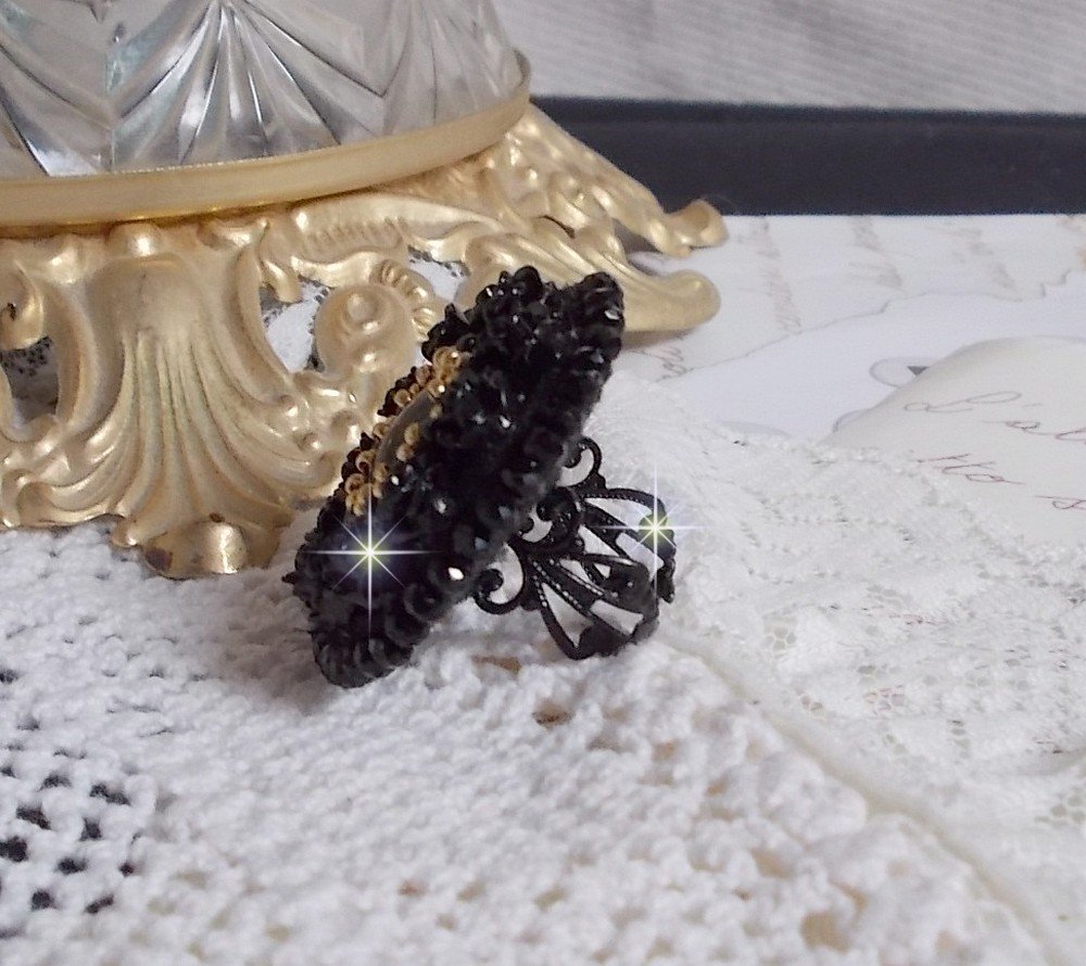 Cleopatra-ring broderad med svart onyx, svarta rosor i harts och fröpärlor.