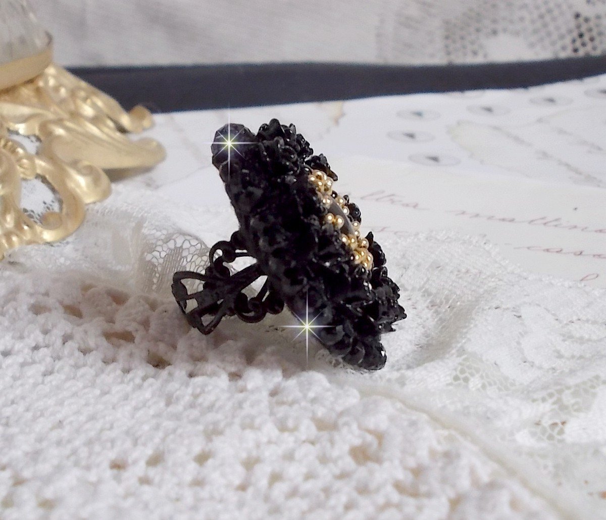 Cleopatra-ring broderad med svart onyx, svarta rosor i harts och fröpärlor.