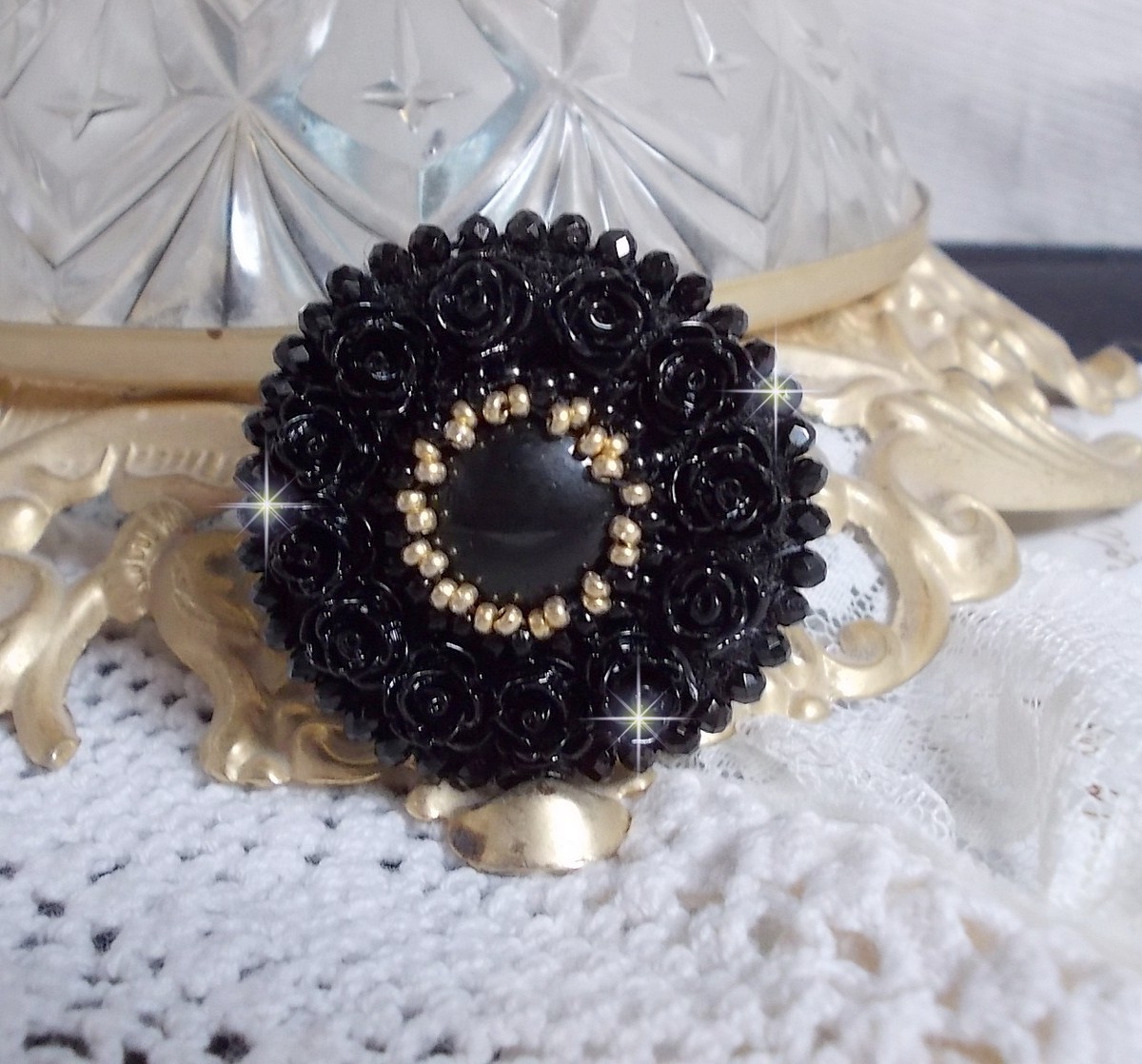 Cleopatra-ring broderad med svart onyx, svarta rosor i harts och fröpärlor.