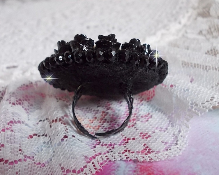 Cleopatra-ring broderad med svart onyx, svarta rosor i harts och fr&ouml;p&auml;rlor.