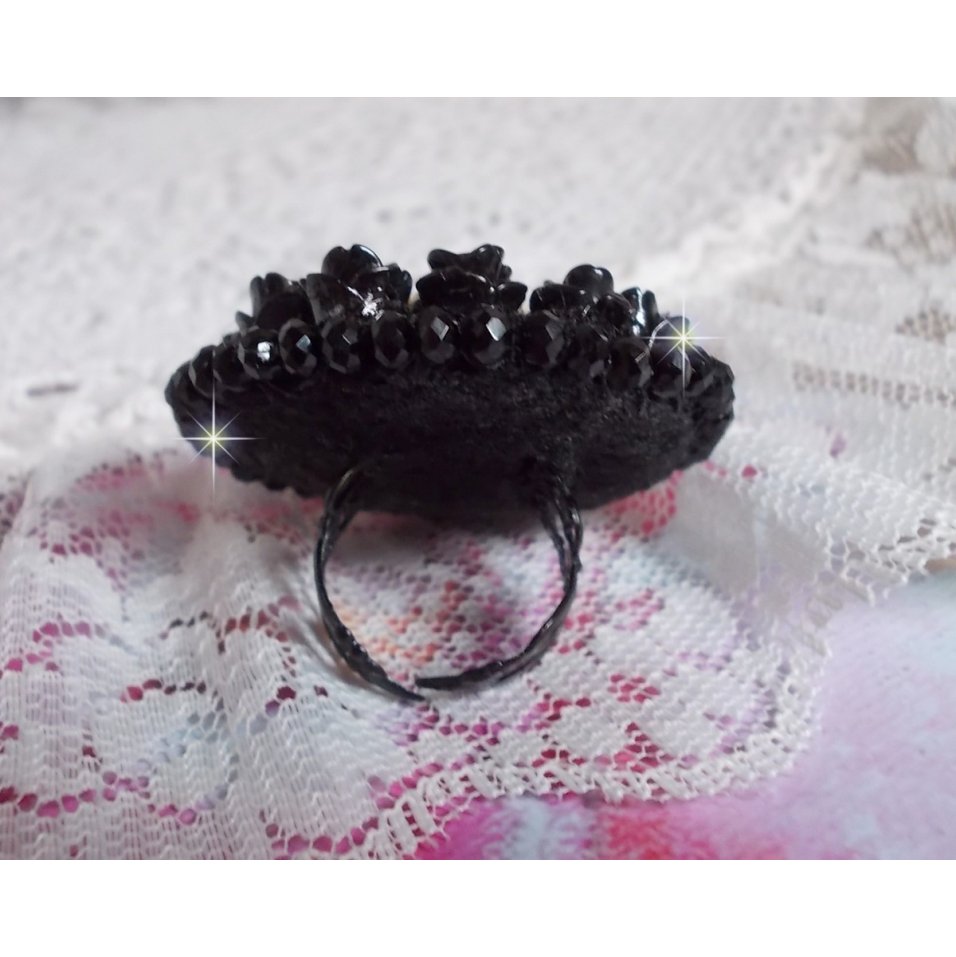 Cleopatra-ring broderad med svart onyx, svarta rosor i harts och fröpärlor.