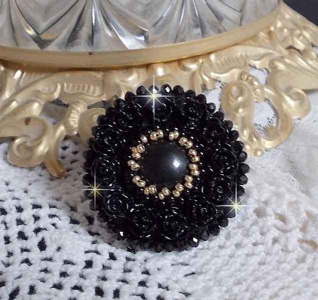 Cleopatra-ring broderad med svart onyx, svarta rosor i harts och fr&ouml;p&auml;rlor.