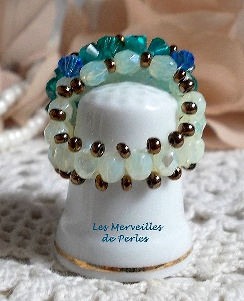 Akvamarinring med Swarovski-kristallfacetter och spinnare