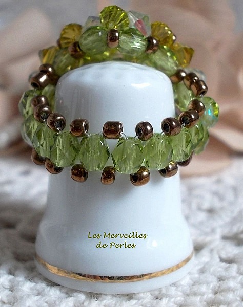 Swarovski-kristallring med facetter och snurrande toppar