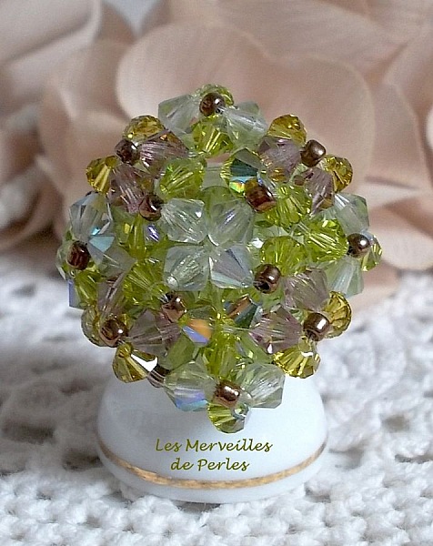 Swarovski-kristallring med facetter och snurrande toppar