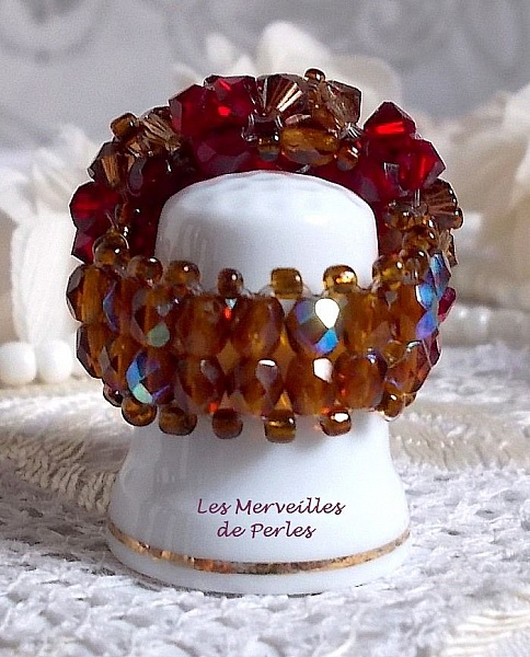 Bague artisanale en cristaux Swarovski rouges et marron.