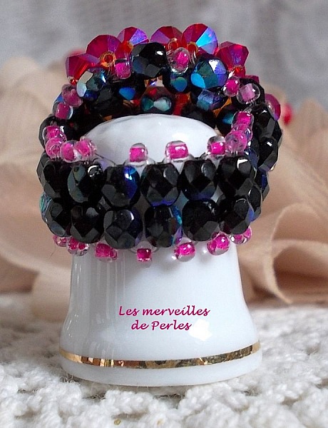 Bague artisanale en cristaux Swarovski fuchsia, lime et noir.
