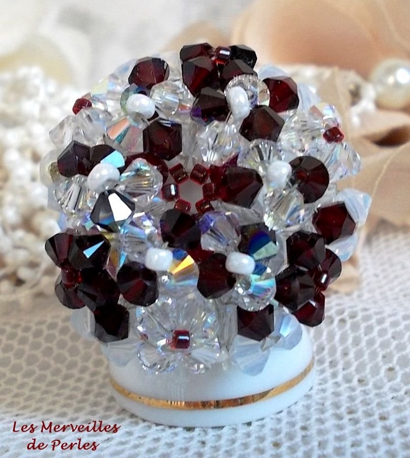 Granat och vit ring med Swarovski-kristallfacetter och spinnare