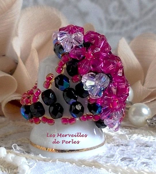 Hibiskusring med facetter och snurrande toppar i Swarovski-kristall