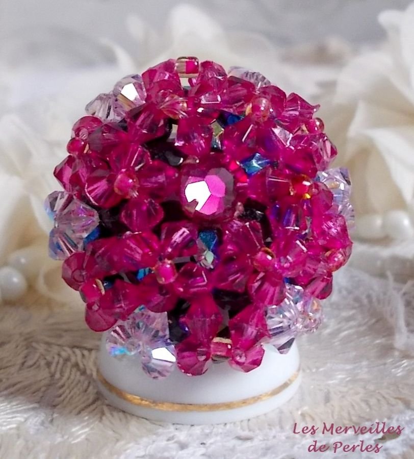 Hibiskusring med facetter och snurrande toppar i Swarovski-kristall