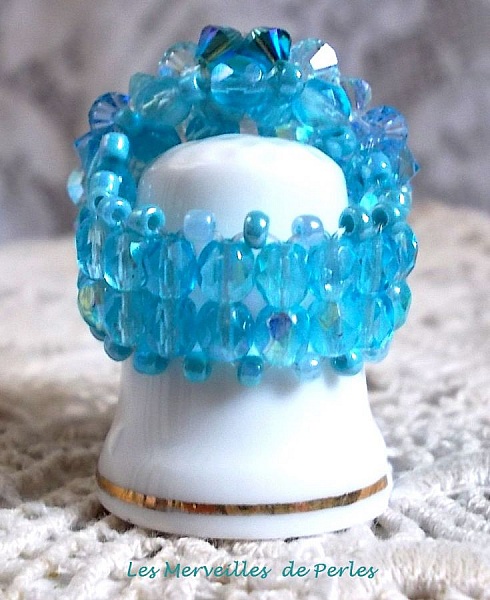 Himmelsk ring med facetter, p&auml;rlor och kristallspinnare