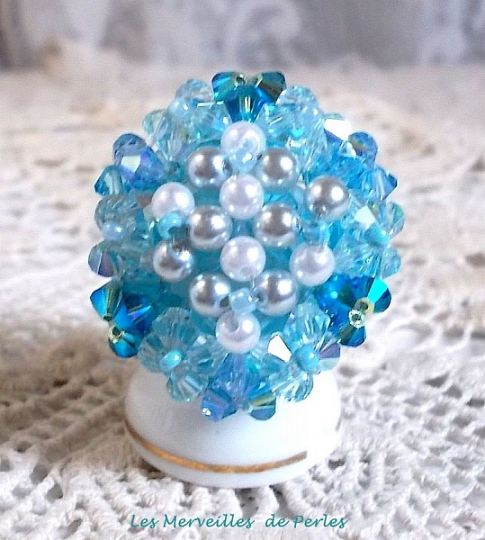 Himmelsk ring med facetter, p&auml;rlor och kristallspinnare