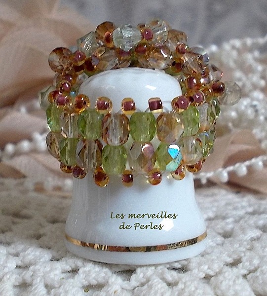 Veronese ring med facetter, snurrande toppar och en Swarovski kristallskyttel