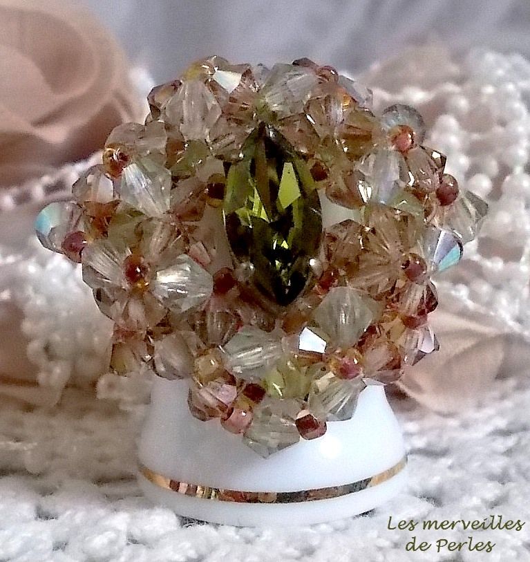Veronese ring med facetter, snurrande toppar och en Swarovski kristallskyttel