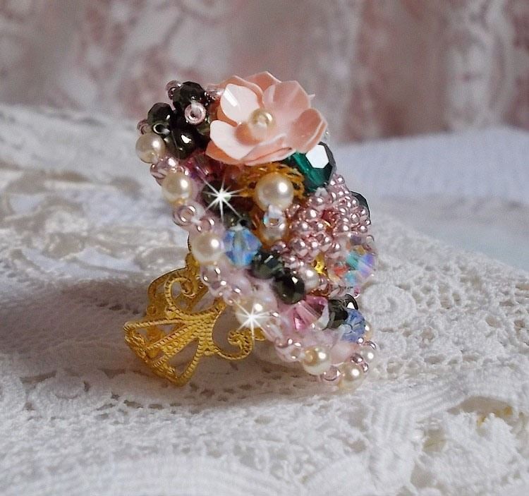 Bohemisk ring broderad med Swarovski-kristaller, facetter och Miyuki-pärlor.
