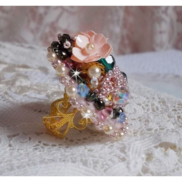 Bohemisk ring broderad med Swarovski-kristaller, facetter och Miyuki-pärlor.