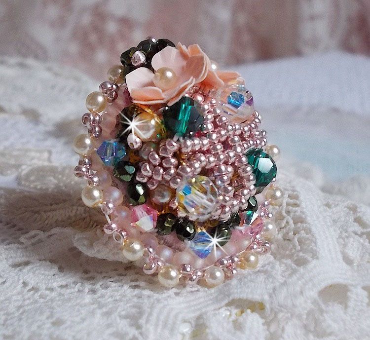 Bohemisk ring broderad med Swarovski-kristaller, facetter och Miyuki-pärlor.