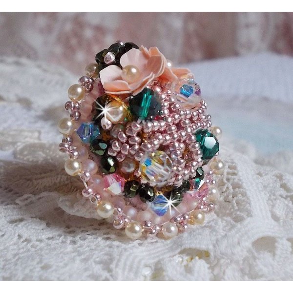 Bohemisk ring broderad med Swarovski-kristaller, facetter och Miyuki-pärlor.