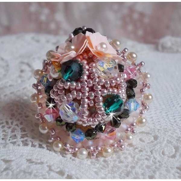 Bohemisk ring broderad med Swarovski-kristaller, facetter och Miyuki-pärlor.