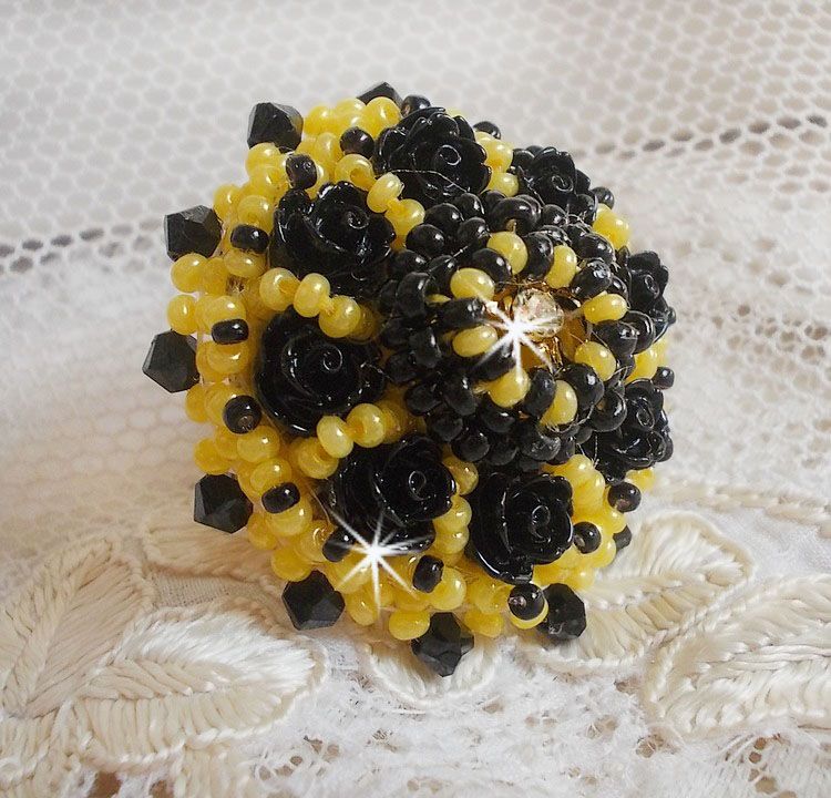 Dorine ring broderad med svart ros cabochons, en Crystal bezel och Jet och Yellow fröpärlor