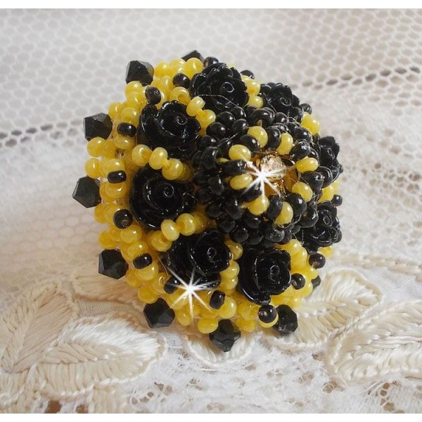 Dorine ring broderad med svart ros cabochons, en Crystal bezel och Jet och Yellow fröpärlor