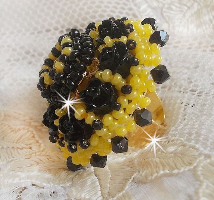 Dorine ring broderad med svart ros cabochons, en Crystal bezel och Jet och Yellow fröpärlor